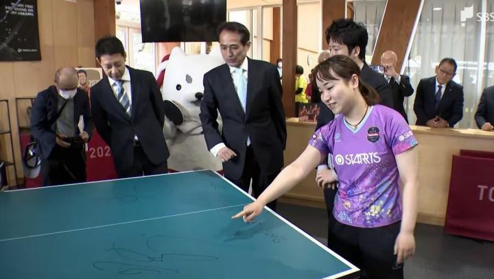  奥运金牌球台捐赠家乡，签名对打重温荣耀瞬间。 体育新闻 奥运金牌球台捐赠家乡，签名对打重温荣耀瞬间。 体育新闻