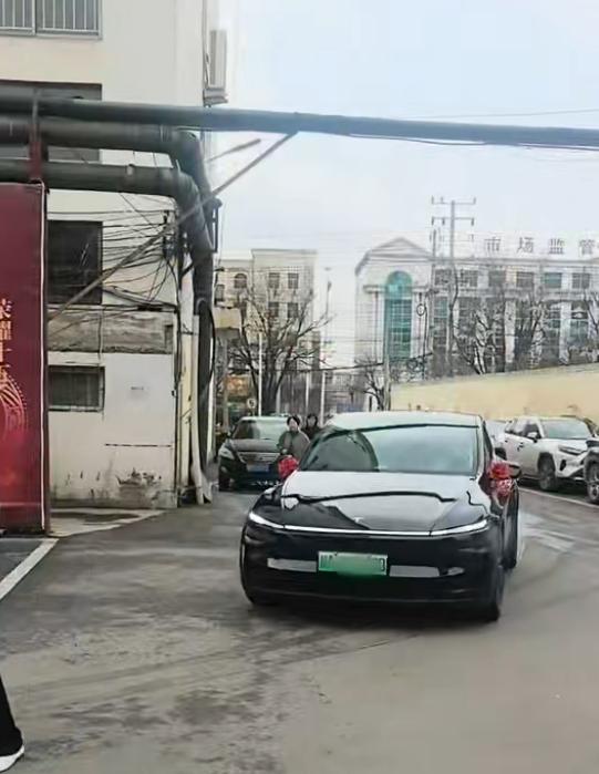 没有繁琐流程;新人极简办婚礼,;亲友齐聚共享温馨时刻。 情感心理