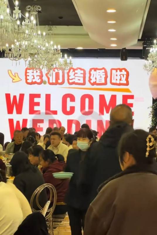 没有繁琐流程;新人极简办婚礼,;亲友齐聚共享温馨时刻。 情感心理