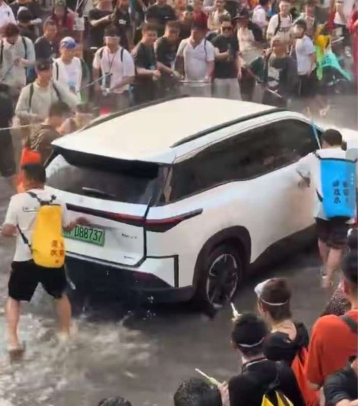  新能源汽车防水安全深度解析：泼水节事件背后的技术真相与法律责任 汽车科技 新能源汽车防水安全深度解析：泼水节事件背后的技术真相与法律责任 汽车科技